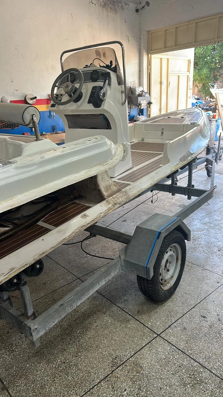 Intervention sur un bateau pneumatique en atelier