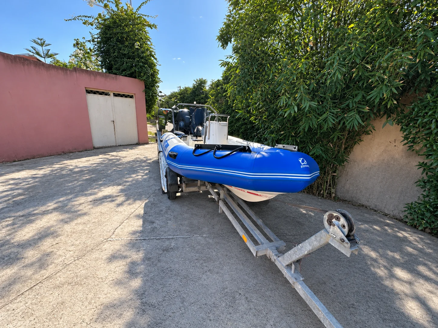 Vue avant du Zodiac Pro équipé de son nouveau flotteur